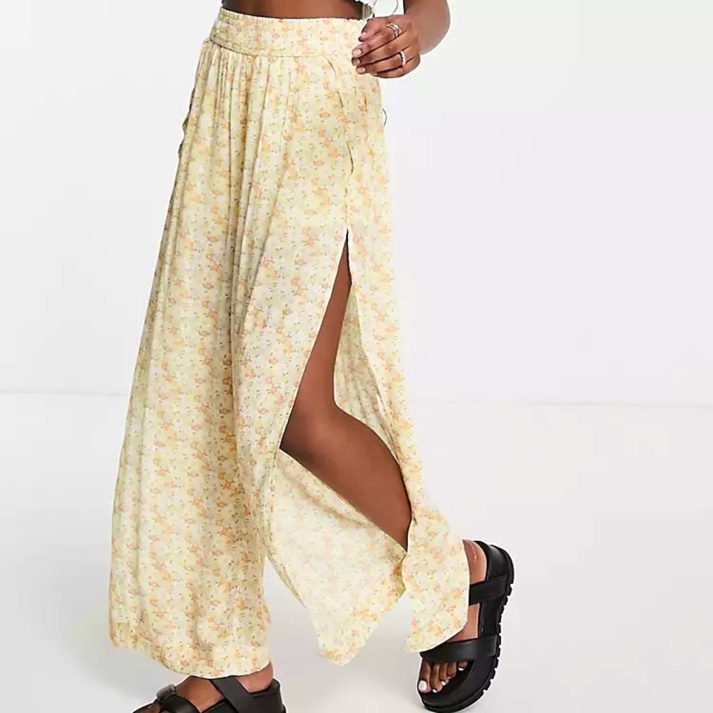 Hollister Ultra High-Rise Front Slit Wide Leg Pants in Yellow Ditsy